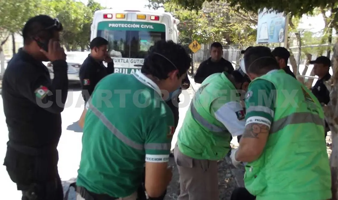 Paramédicos de Protección Civil Municipal auxiliaron al herido. Avisaín Alegría / CP