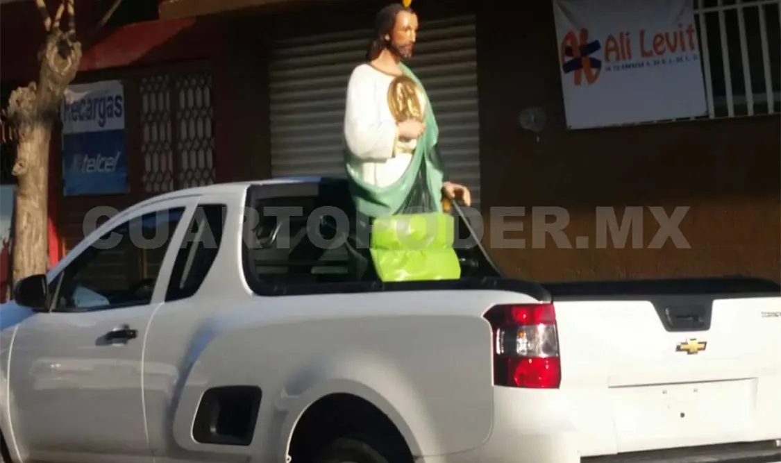 San Judas Tadeo a bordo del auto sin placas y sin permiso para circular en Tuxtla. Avisaín Alegría / CP
