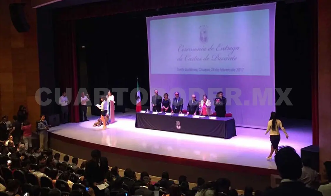 Entrega rector 260 cartas de pasantes