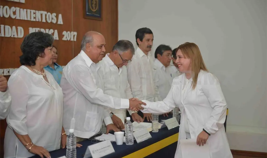 Unach reconoce a residentes de hospitales