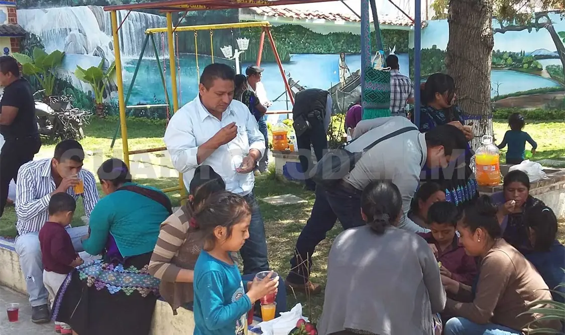 Desplazados apoyan a alcaldesa reinstalada