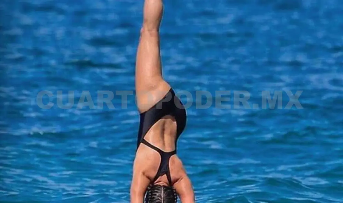 Lea Michele hace yoga sobre una tabla de surf