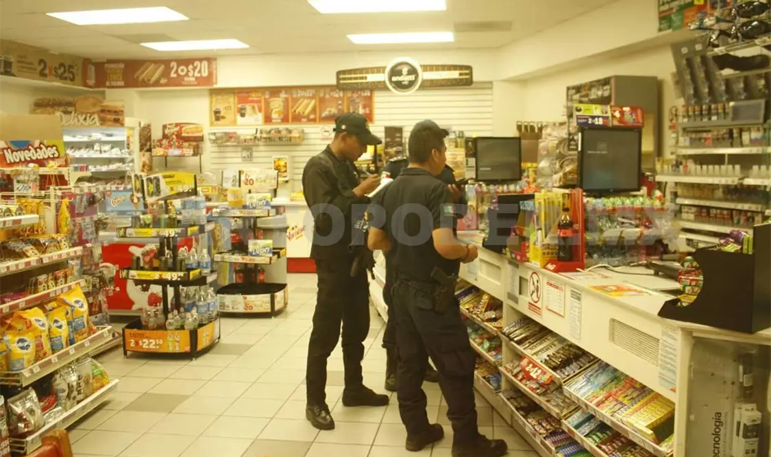 Sujetos armados asaltan tienda de conveniencia