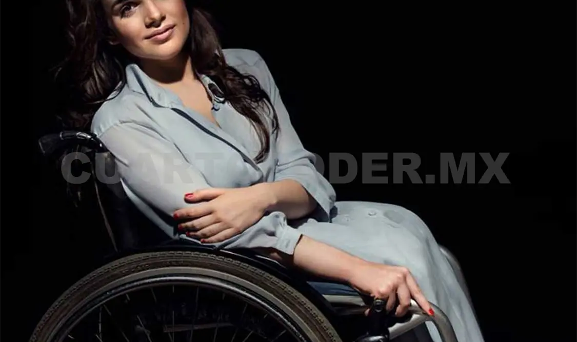 Modelo en silla de ruedas sorprende en pasarela