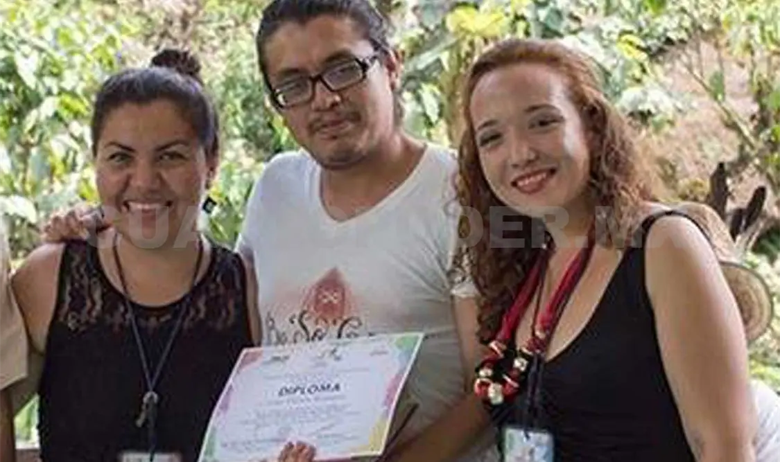 Ameth Rivera en el extremo izquierdo y Astrid Iturriaga en el derecho, junto a invitados. Cortesía