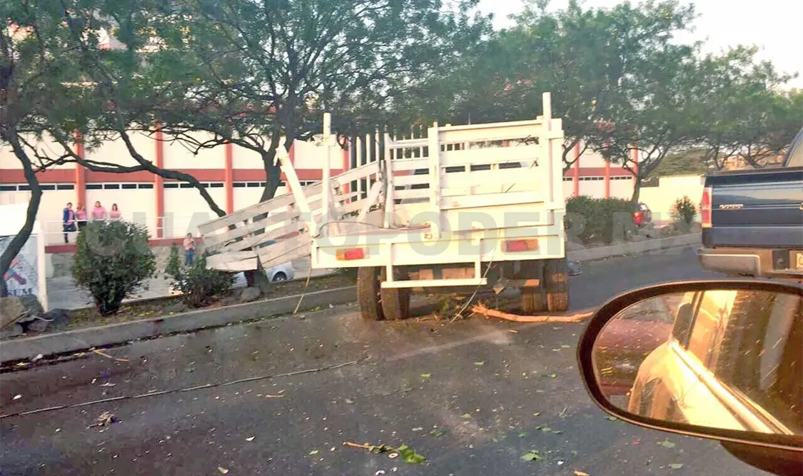 Camión sin frenos derriba dos postes