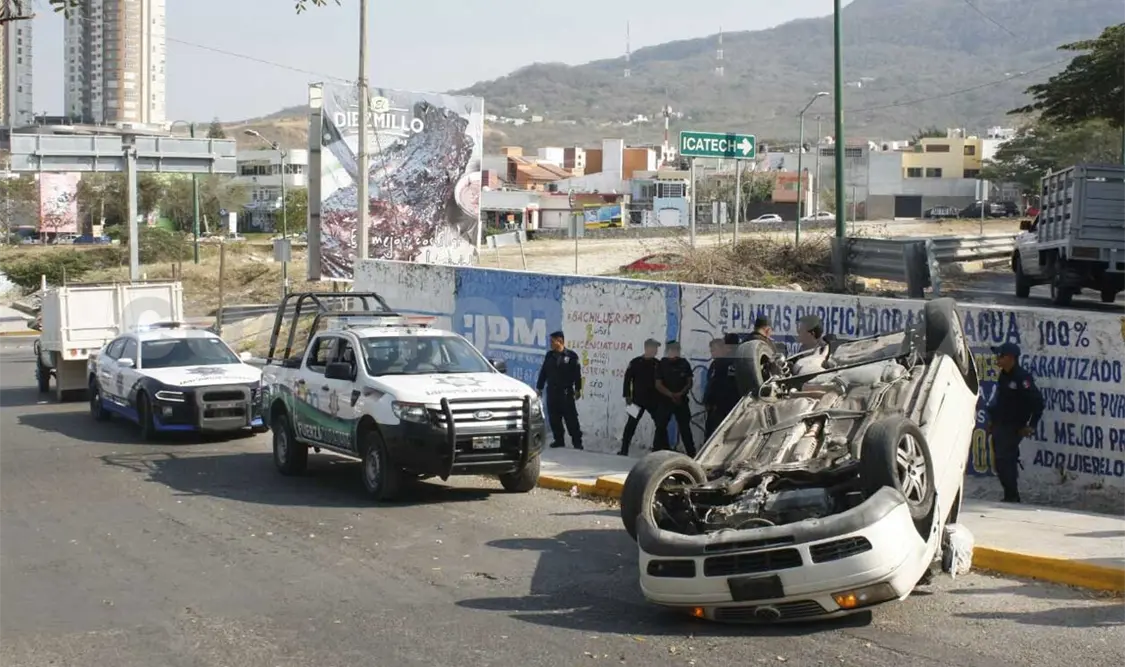 Localizan vehículo volcado