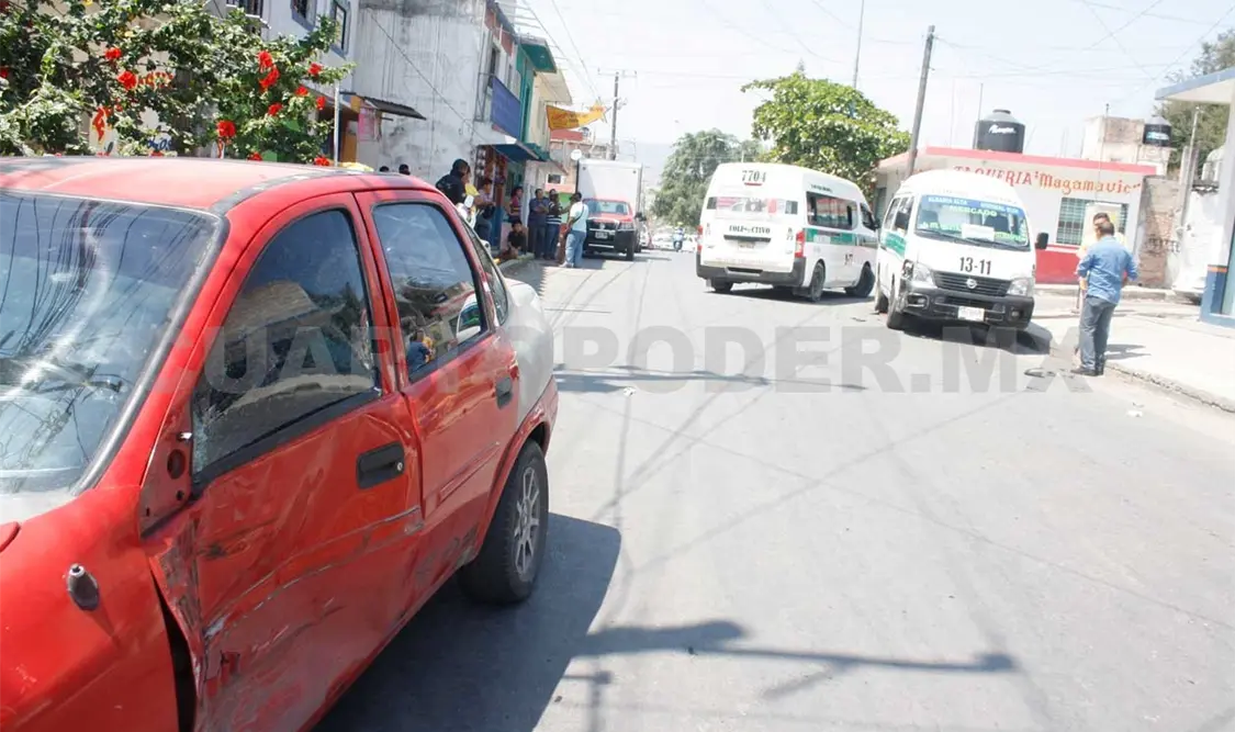 Dos lesionados en choque entre colectivo y un auto