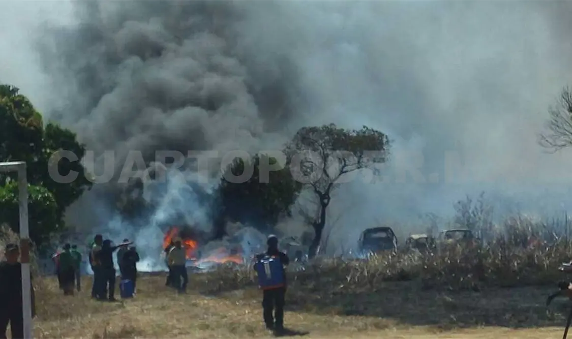 Incendio arrasó con cinco vehículos y una casa abandonada