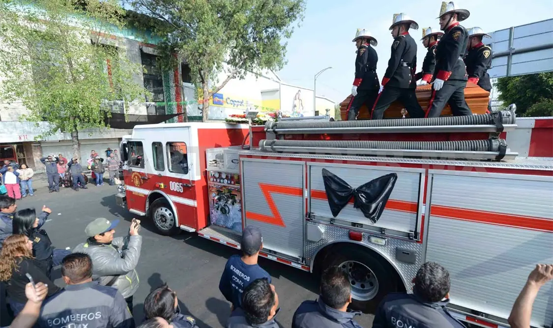 Muere bombero al intentar apagar pornografía