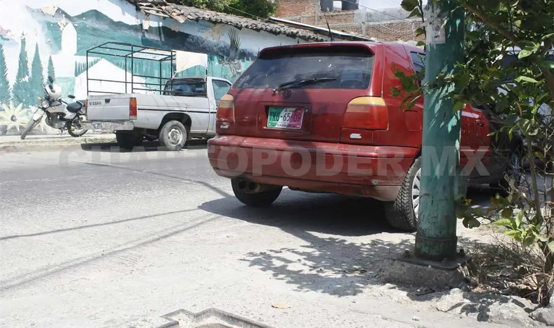 A punto de caer al agujero estuvo el Golf tras colisionar contra la camioneta conducida por la dama. Avisaín Alegría / CP