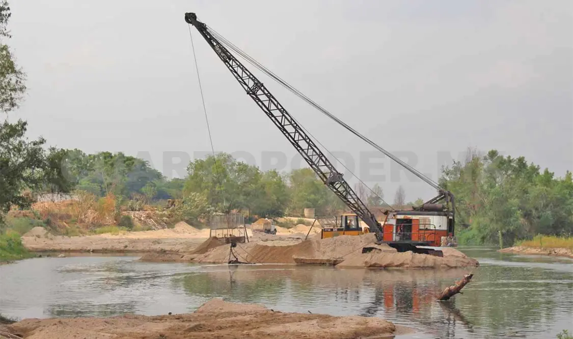 Más de 40 extractoras dragan el Río Santo Domingo