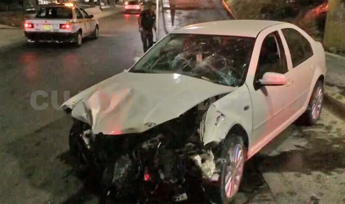 Auto abandonado tras chocar en árbol