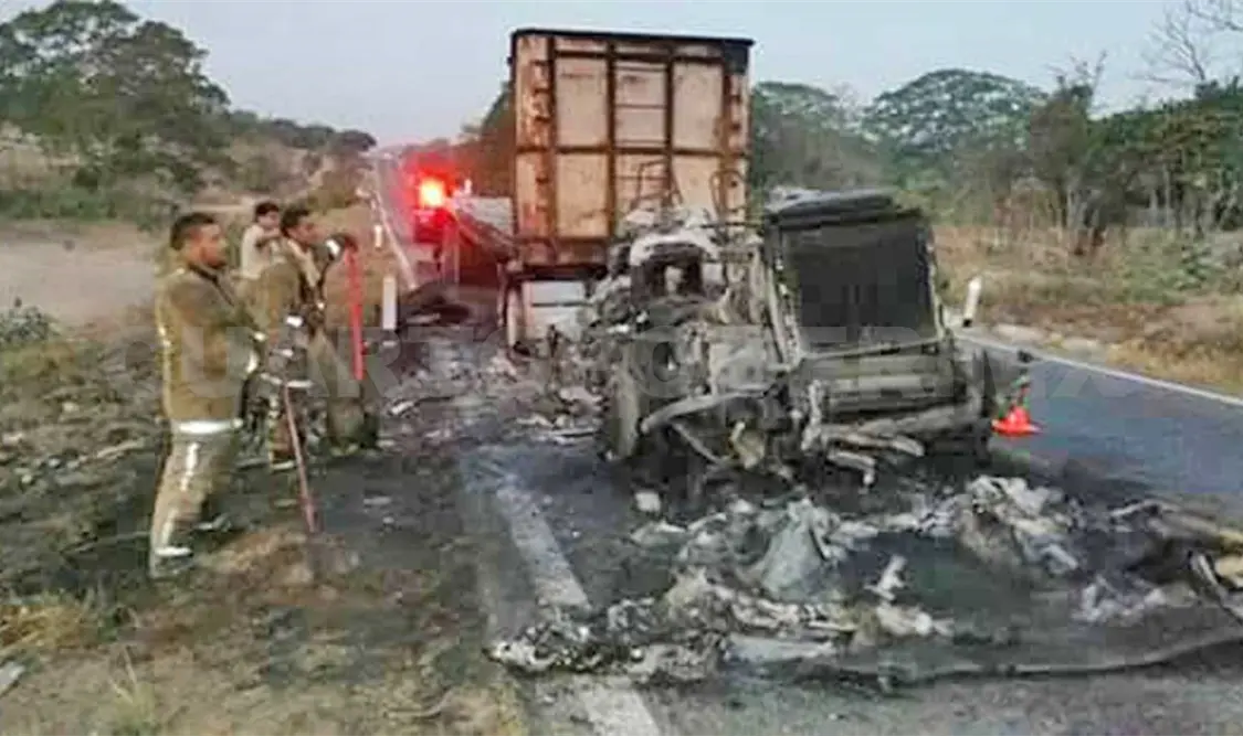 Tráiler queda calcinado