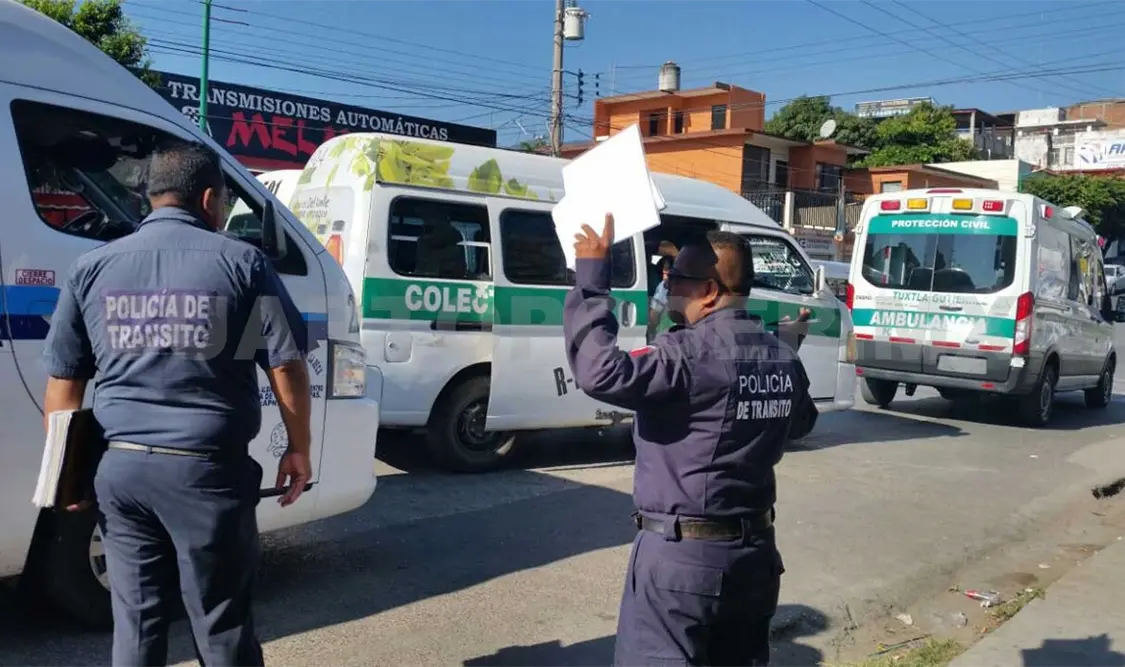 Colisionan colectivos en bahía