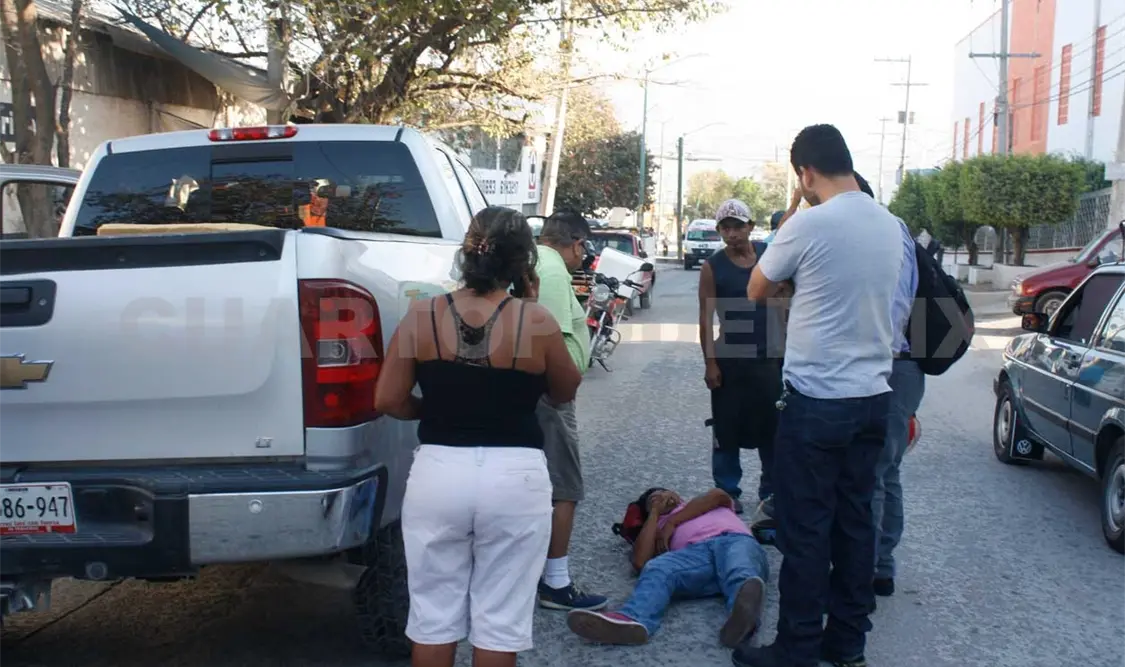 Atropella, levanta a lesionado y huye