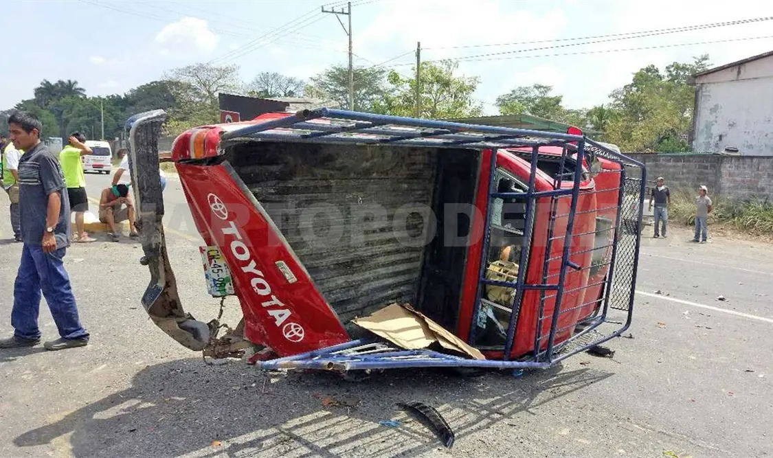 Dos lesionados en volcadura