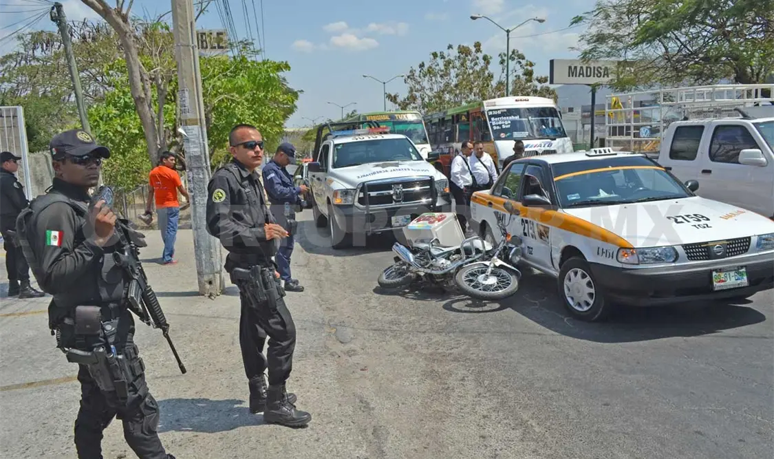 Colisiona taxi y motociclista en bulevar