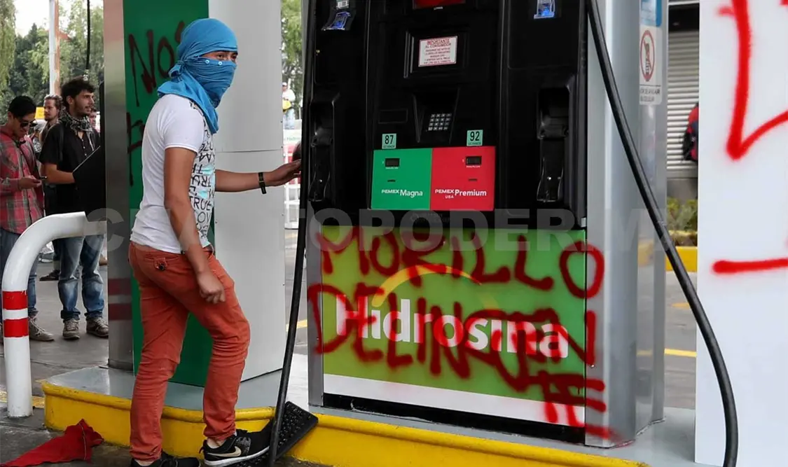 Normalistas vandalizan en Ciudad de México