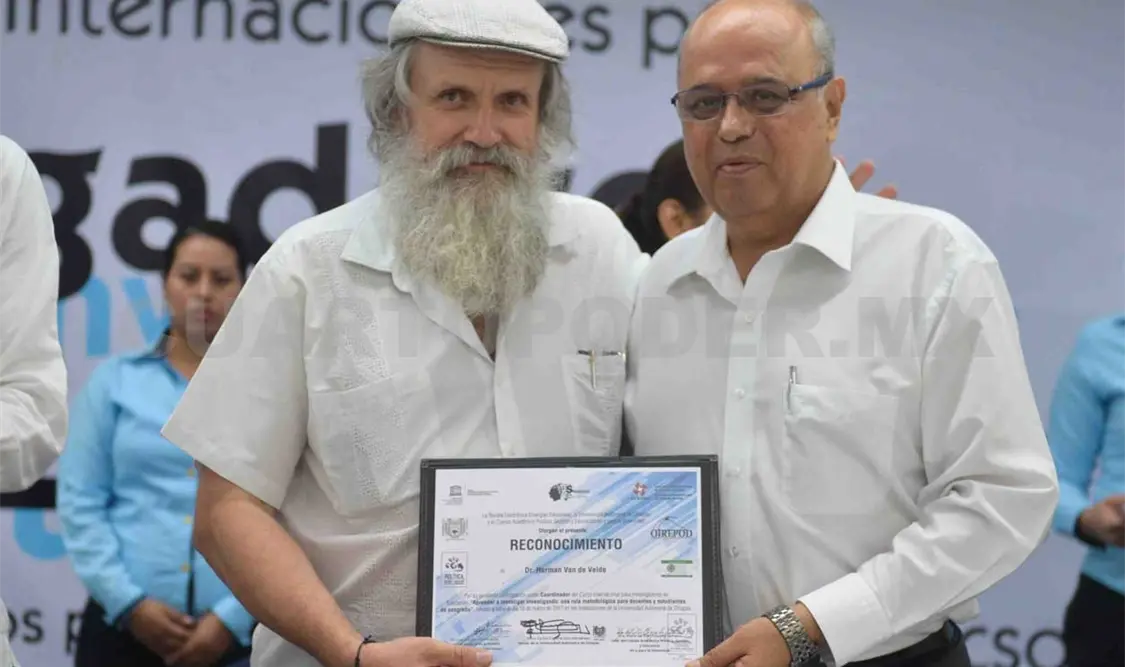 El rector de la Unach encabezó la ceremonia de clausura de las actividades de los cursos. CP