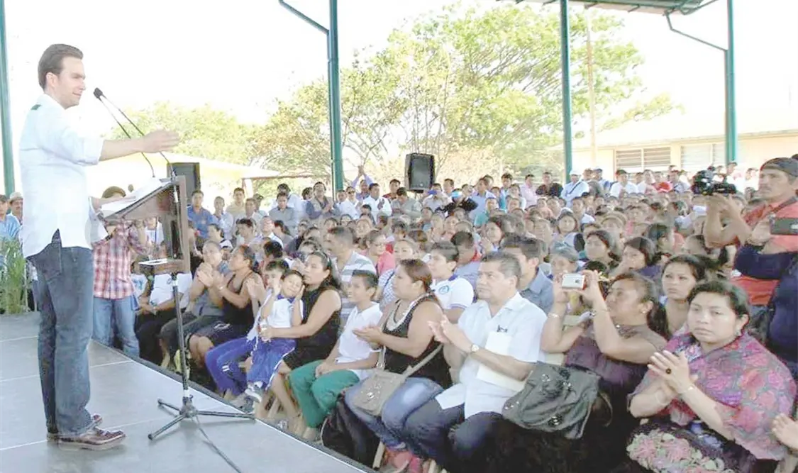 El gobernador hizo entrega de certificados de primaria y secundaria a jóvenes y adultos que culminaron sus estudios básicos. CP