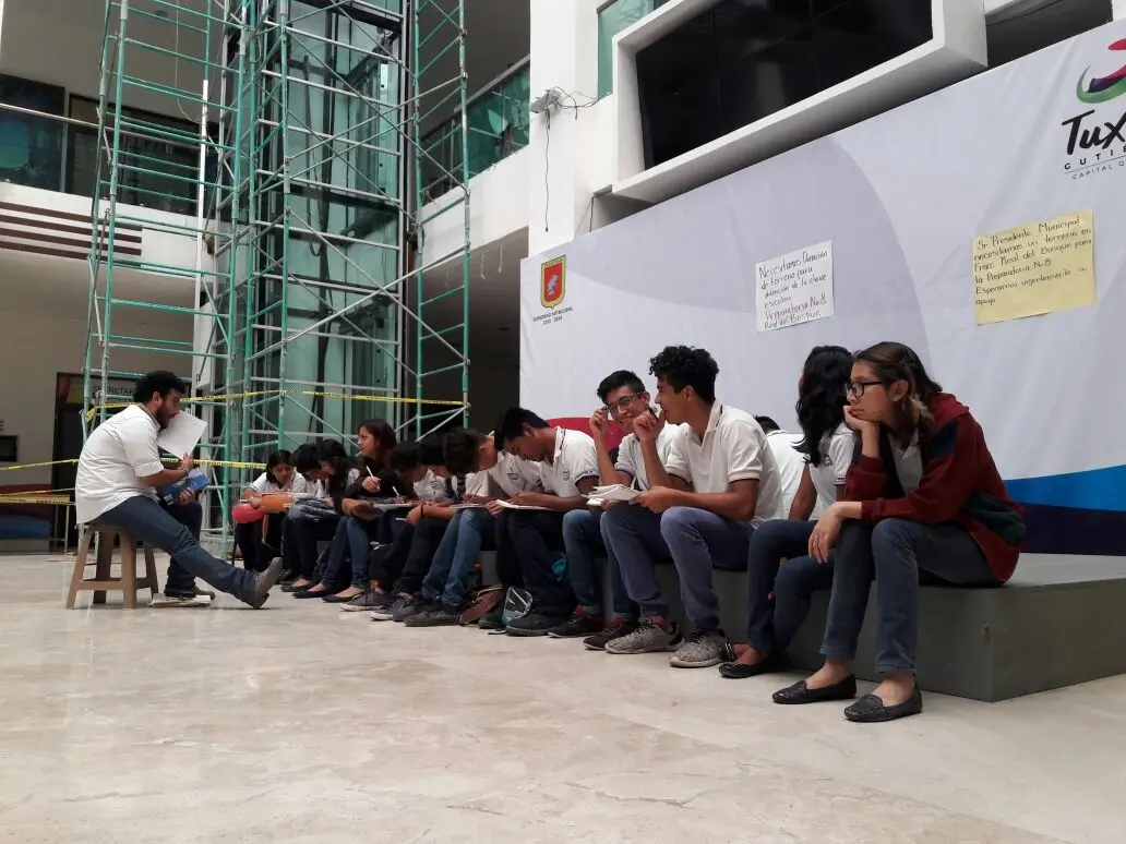 El día ayer alumnos y maestros de la preparatoria número ocho se instalaron en el Ayuntamiento Municipal para solicitar les sea concesionario el lugar en el que actualmente se encuentra simulado dicha escuela. Guillermo Ramos / CP