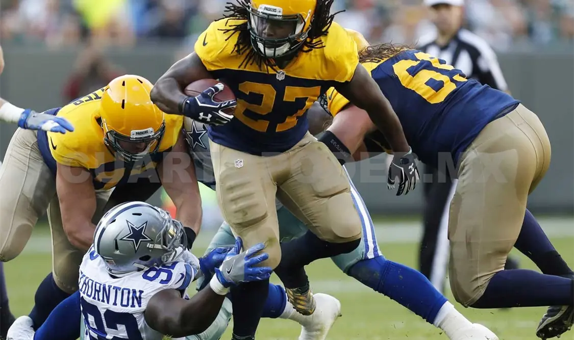 Lacy firma con Halcones Marinos