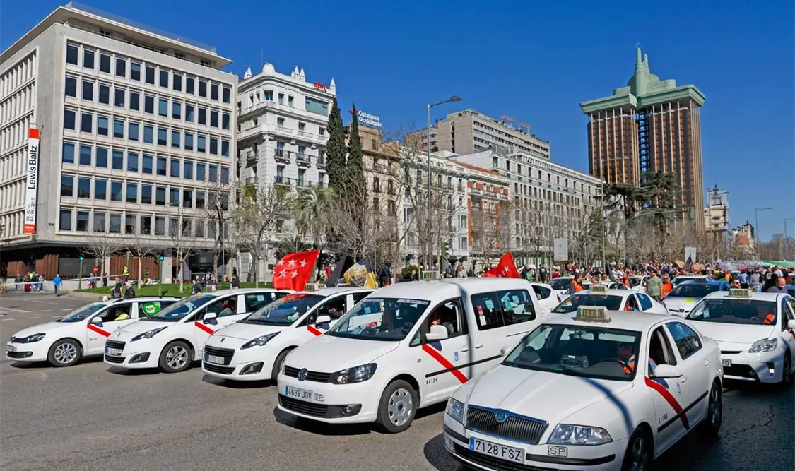 Taxistas contra Uber y Cabify