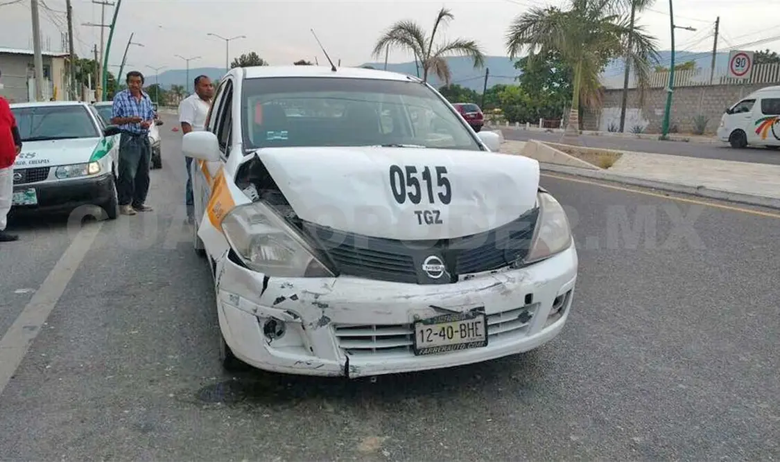 Colisionan dos taxis