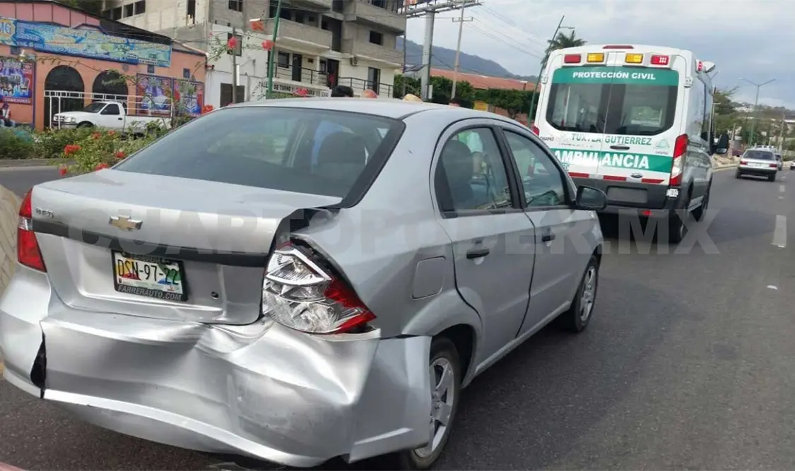 El coche de Martha impactado, ella lesionada por librar a un perro que finalmente fue atropellado. A. Alegría / CP