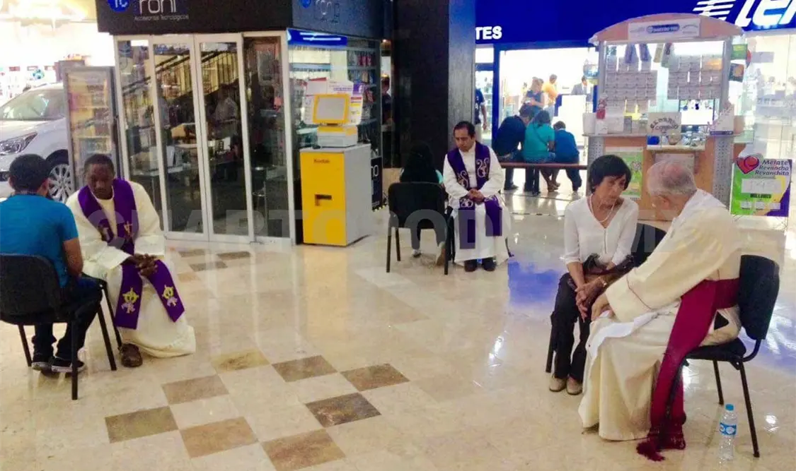 Salen al encuentro de fieles en centro comercial