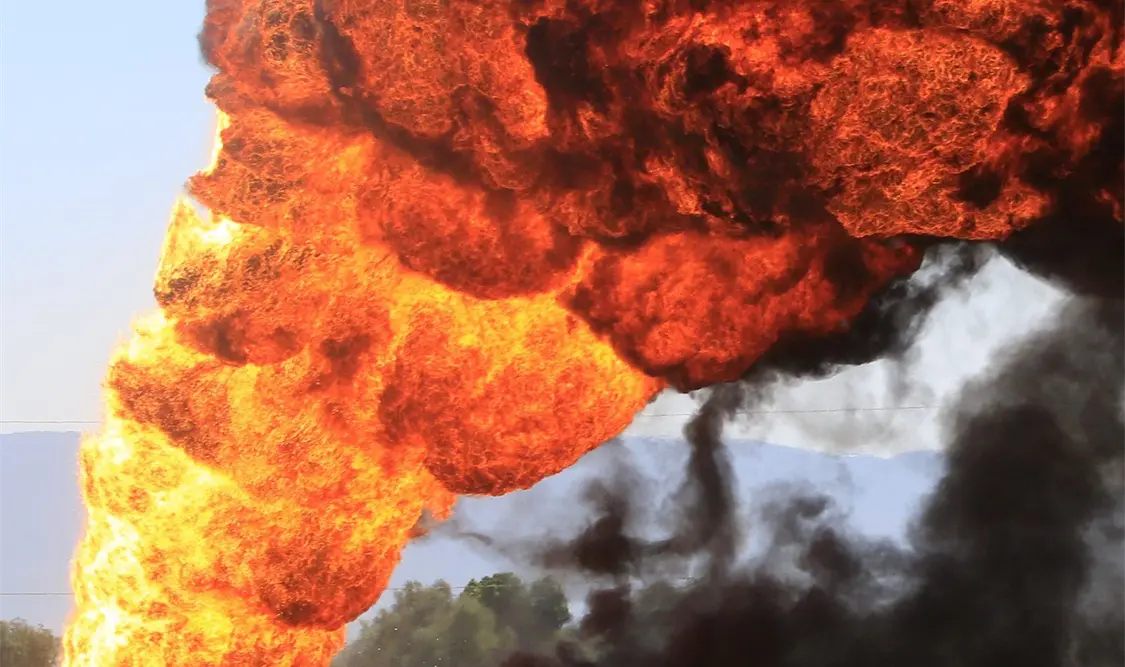 Reportan incendio en toma clandestina de gasolina en Puebla