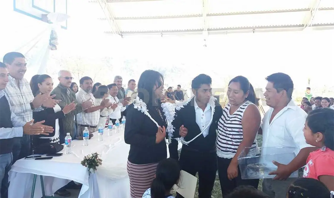Contraen matrimonio en ceremonia colectiva