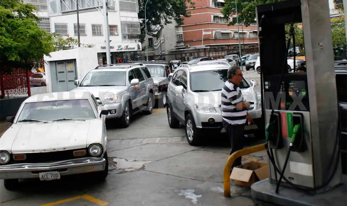 Continúan largas filas por gasolina