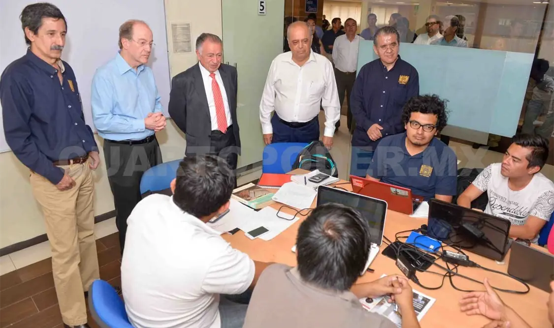 Monta Mariano Azuela guardia de honor por del doctor Velasco Suárez