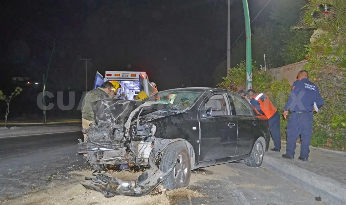 Jóvenes sobreviven a aparatoso accidente