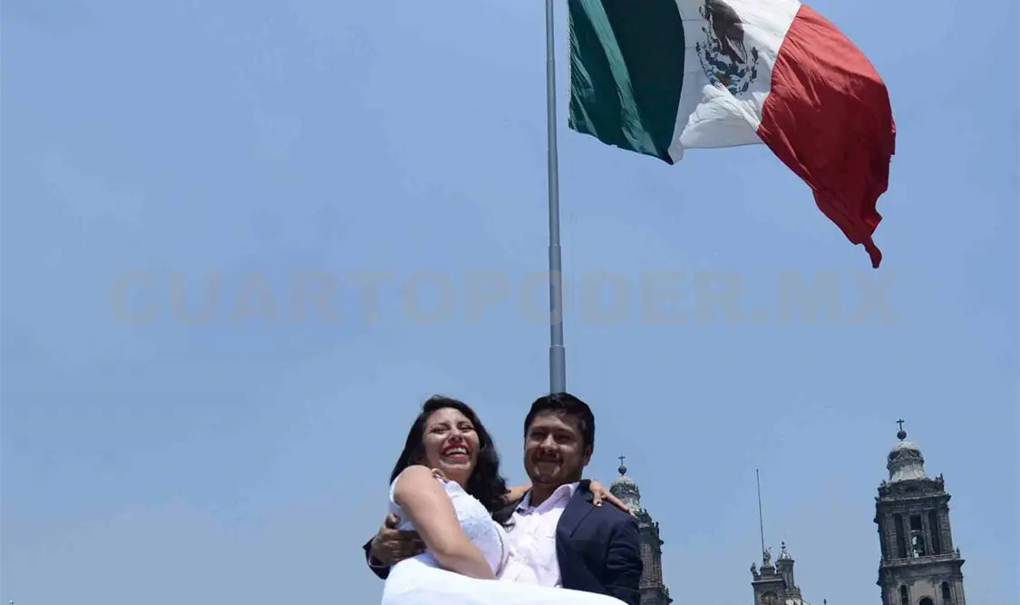 Más de tres mil parejas contrajeron nupcias en la plancha del Zócalo capitalino.