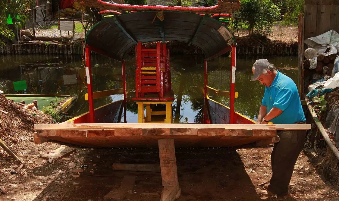 La trajinera, un tesoro prehispánico que prevalece en Xochimilco