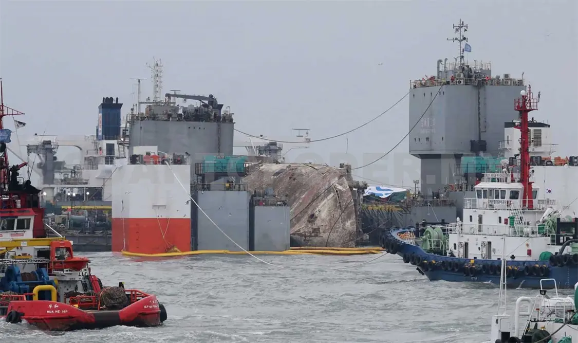 El suceso ocurrió el 16 de abril de 2014, cuando el buque de 6 mil 825 toneladas y 140 metros volcó y se hundió en el extremo suroccidental del país