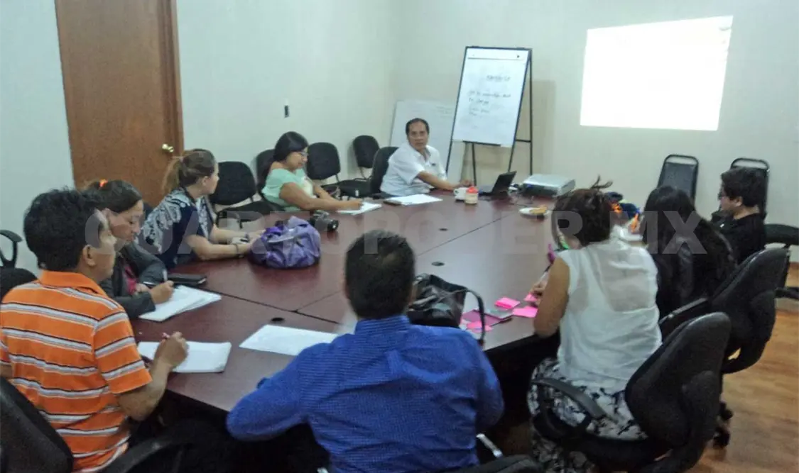 Personal de distintas áreas se interesó en el curso de inducción al tseltal. Diana Ramírez / CP.