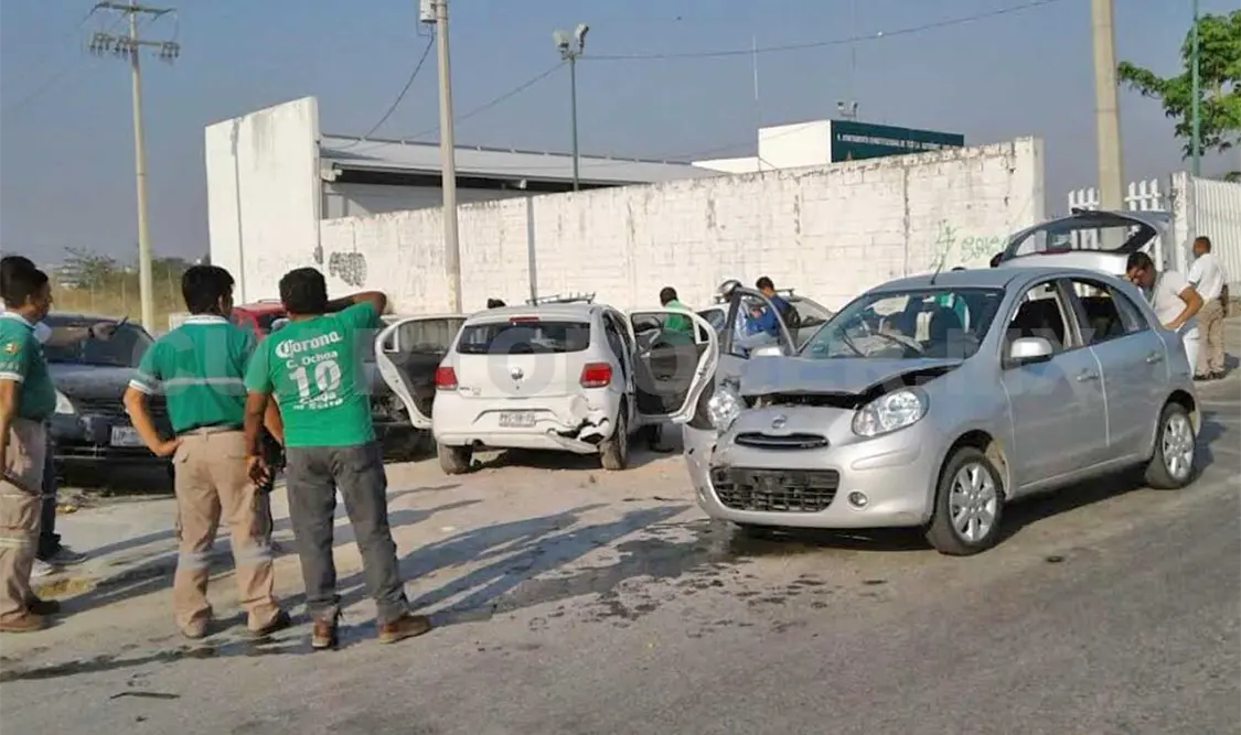 Los tres autos implicados en el choque y paramédicos de Protección Civil Municipal. A. Alegría / CP