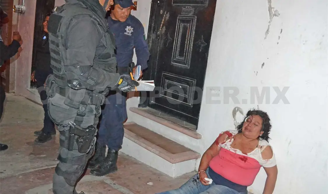 Paramédicos de la Cruz Roja Mexicana se presentaron para brindarle asistencia prehospitalaria a la mujer que presentaba heridas en la cabeza. Rafael Cabrera / CP