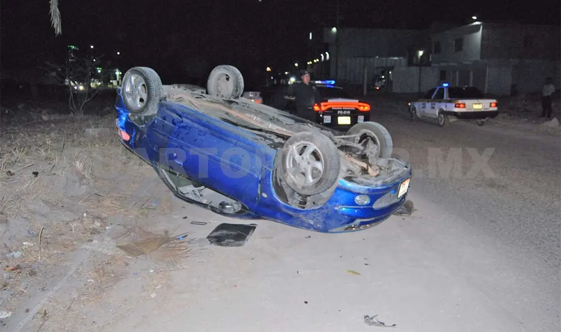 Peugeot vuelca tras colisionar con taxi