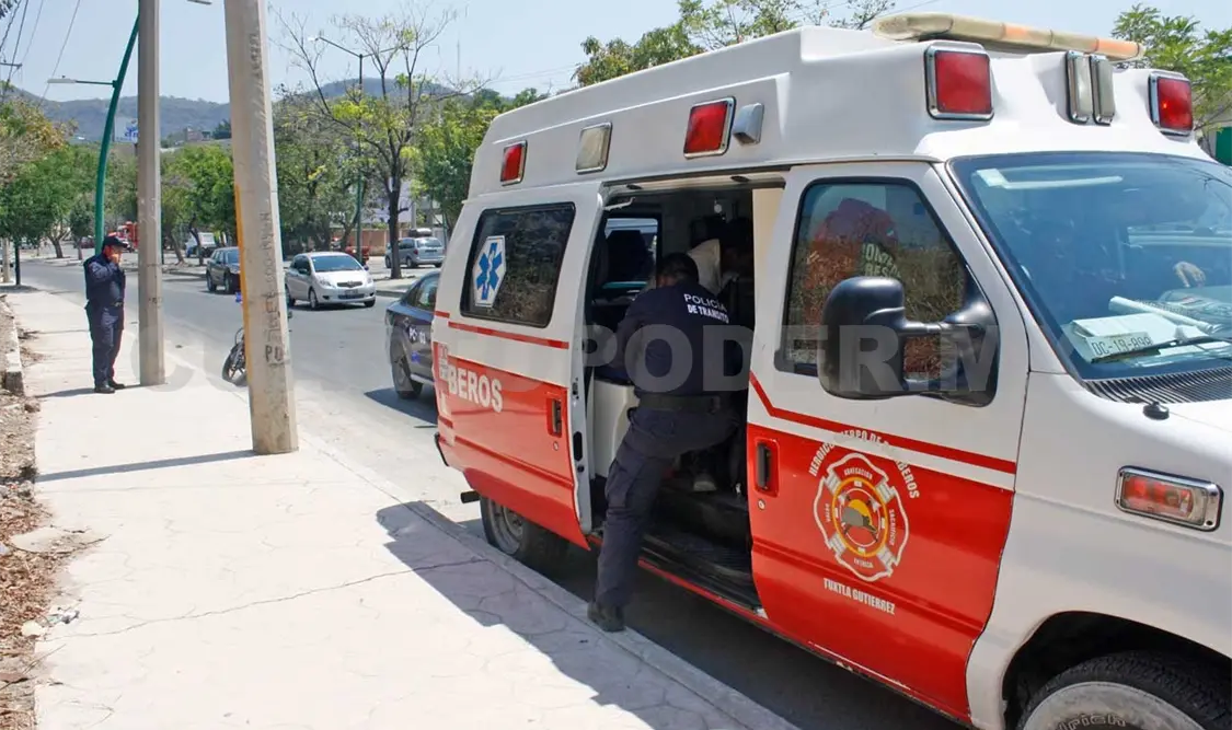 Accidente de moto por asentamiento de pavimento