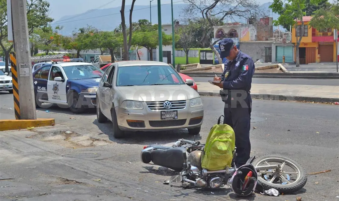 Moto se estrella contra un Jetta