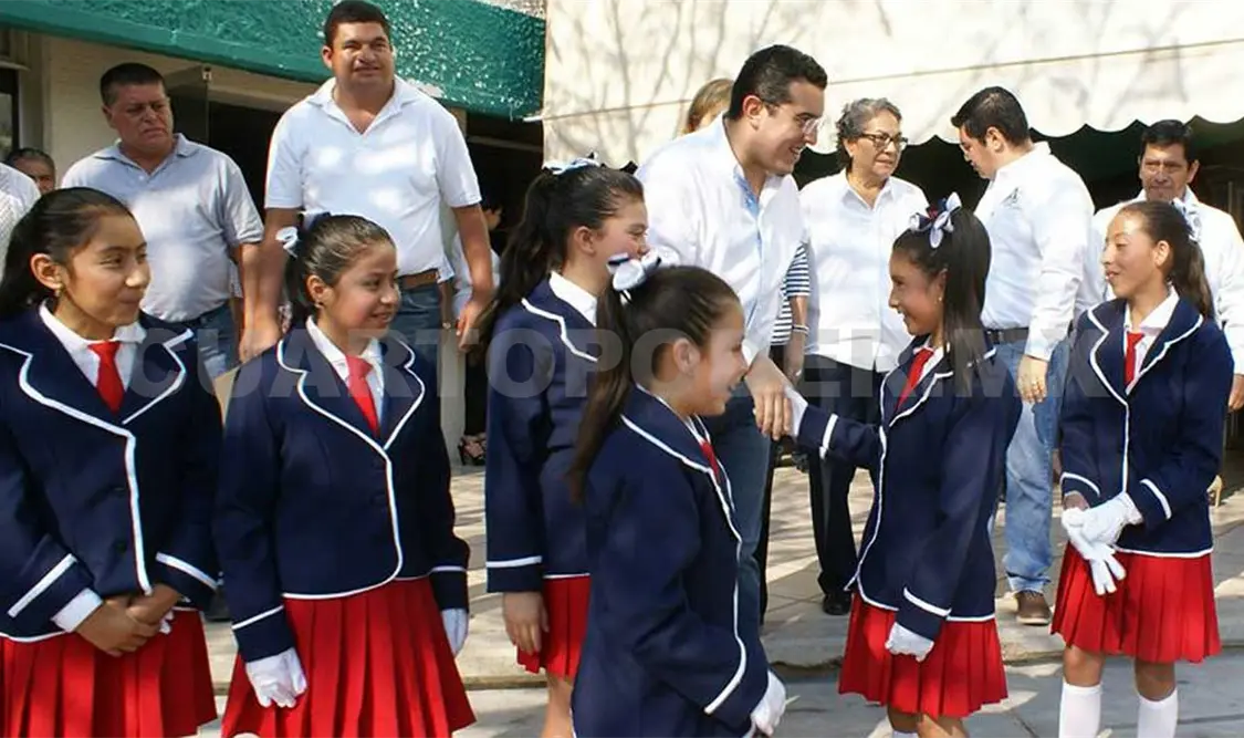 Realizan habitual homenaje a la bandera