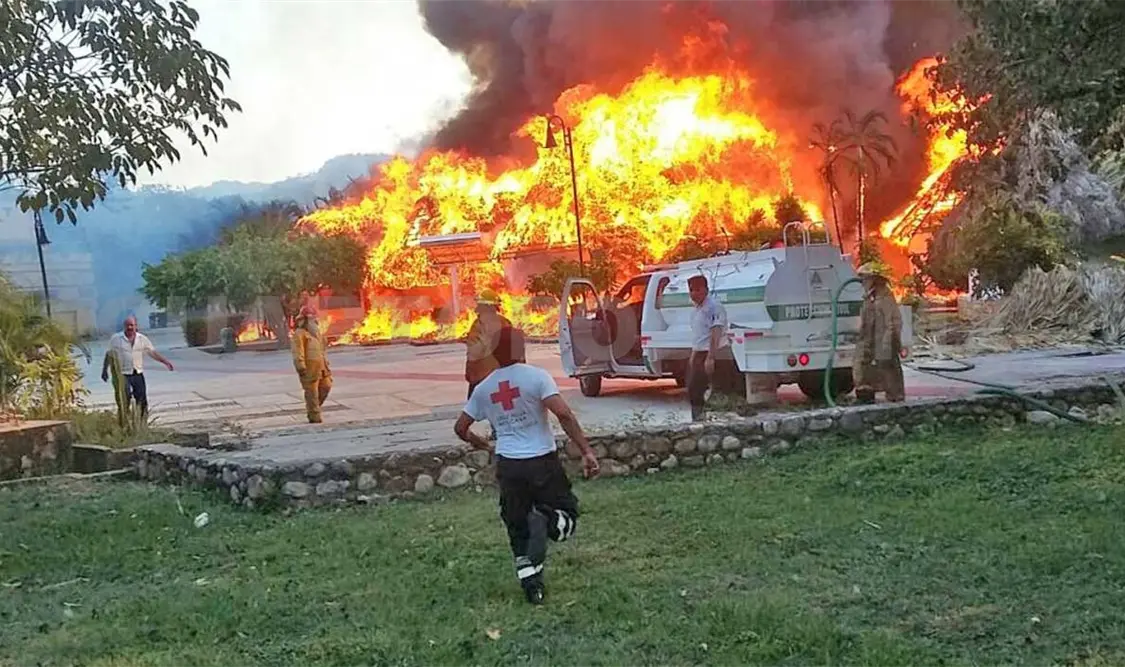 Incendio en una zona hotelera de Palenque
