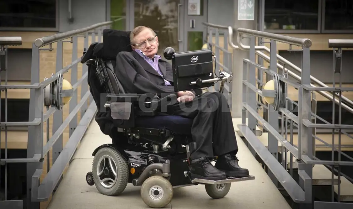 Stephen Hawking busca su voz en famosos