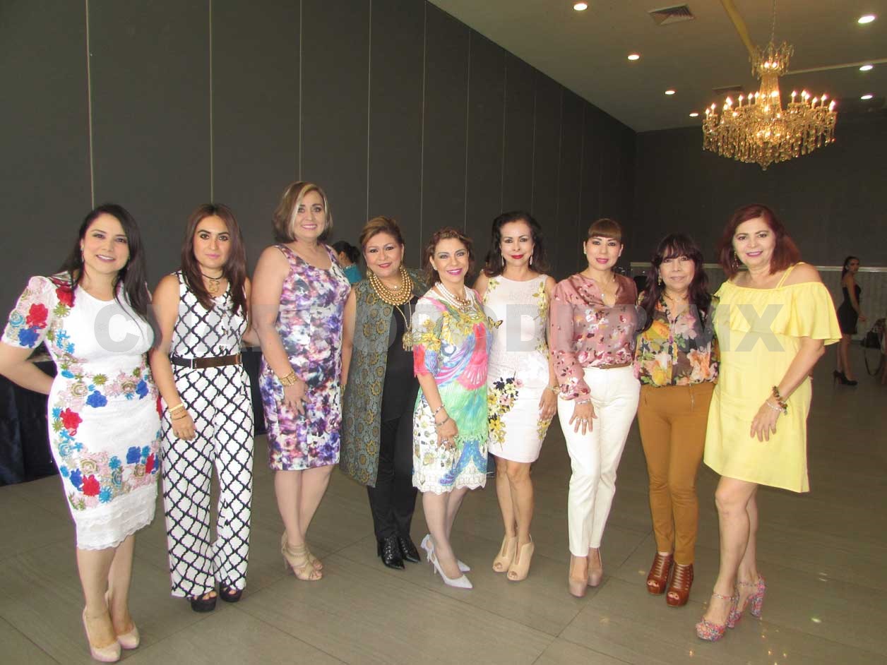 Damas disfrutan ameno desayuno