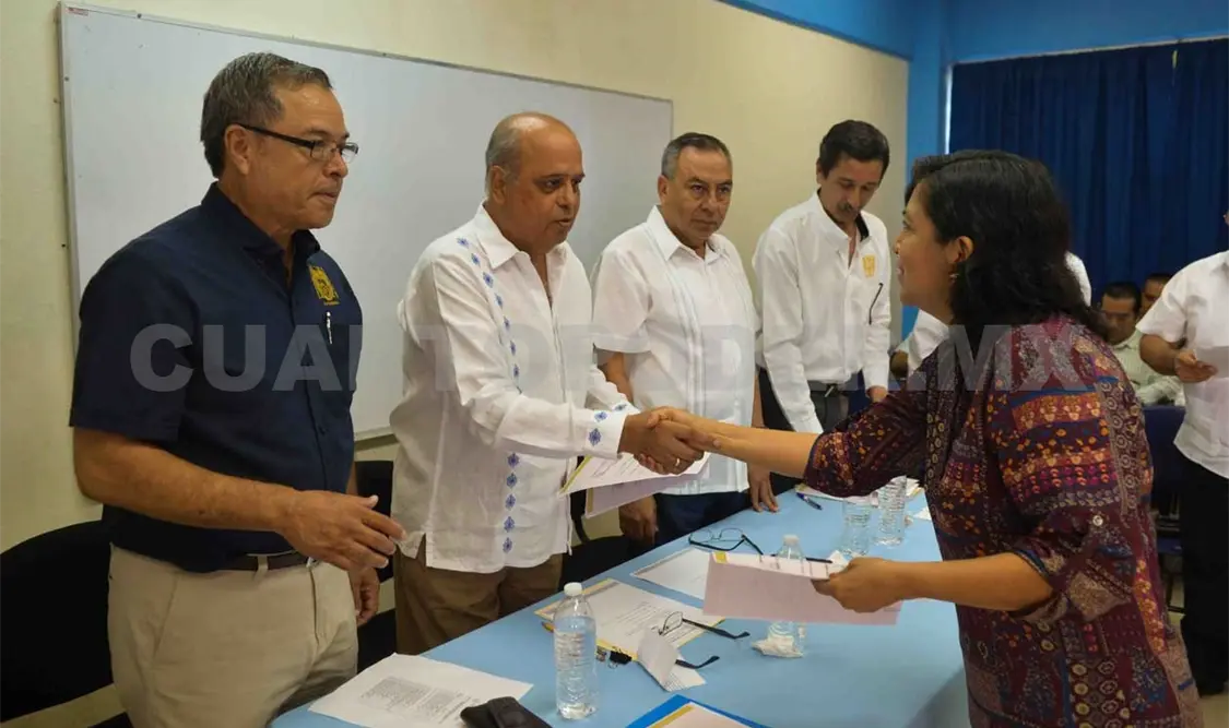 Refrendan compromiso con la comunidad universitaria
